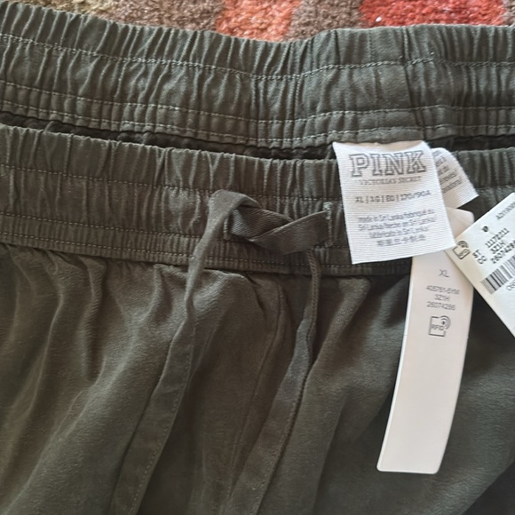 Victoria Secrets Drawstring Sweatpants Joggers in forest green - Picture 3 of 5
